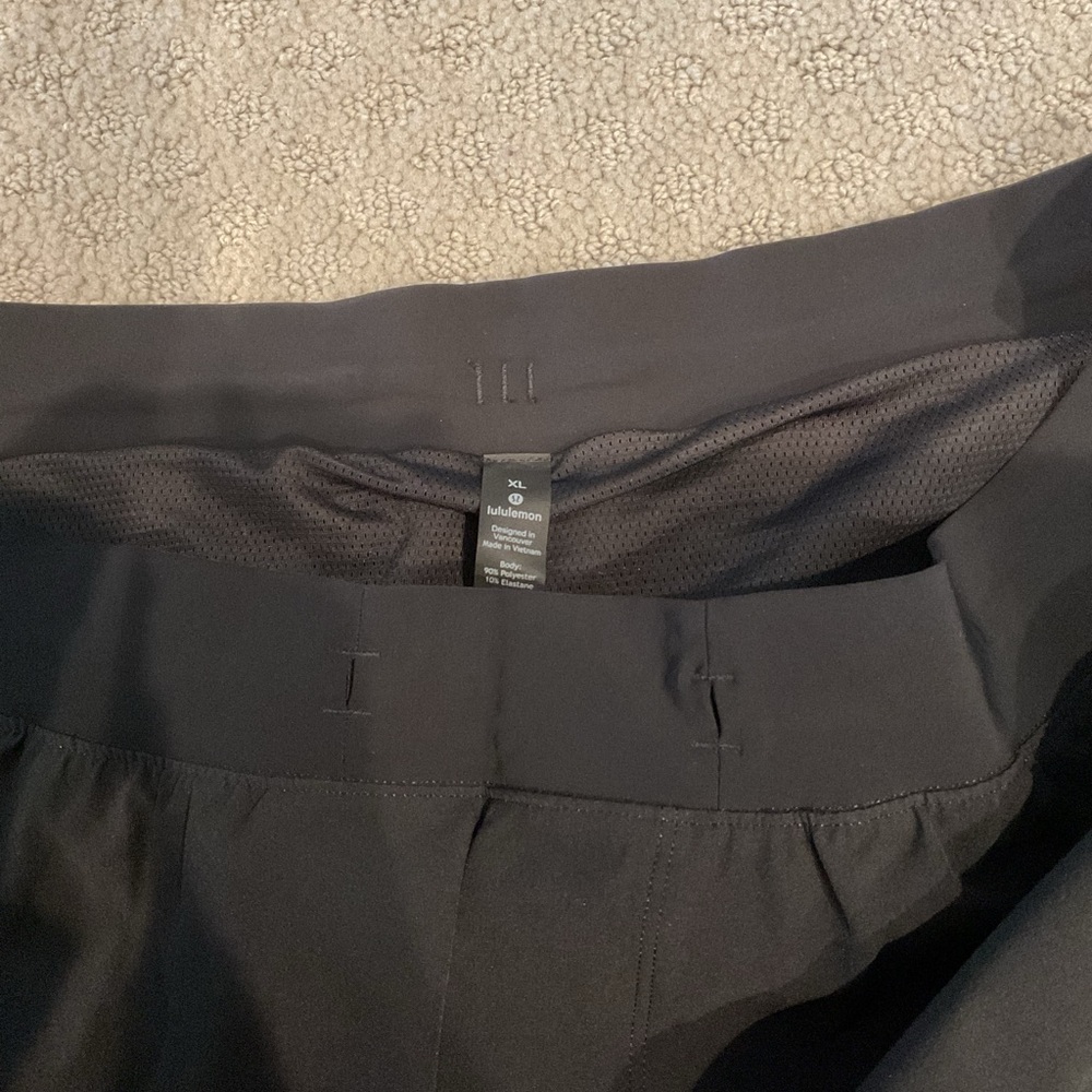 Lululemon Men’s black and Grey Shorts size XL 0101 - Picture 2 of 2